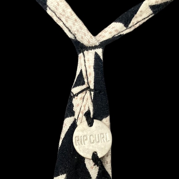 βSOLDβπββοΈSMβ’RIP CURLβ’B&W ABSTRACT PATTERN LIGHTWEIGHT ROMPER W FRINGE DETAIL - Picture 3 of 9